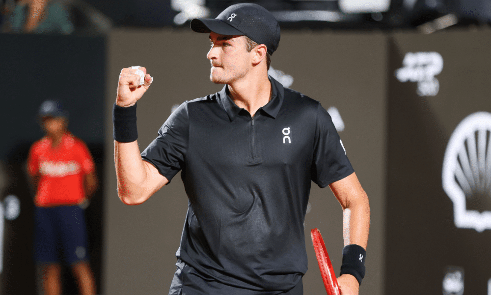 João Fonseca derrotou o compatriota Thiago Monteiro na estreia do Rio Open (Foto: Fotojump)