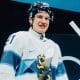 Na imagem, Oliver Kapanen, um dos jogadores mais novos do elenco da Finlândia, mas já com medalha no hóquei.