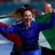 Na imagem, Francesca Lollobrigida, com a bandeira da Itália, comemorando o primeiro ouro do país em casa.