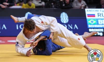 Na imagem, Guilherme Schimidt, de azul, sofrendo contra russo na disputa do bronze.