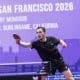 Na imagem, Hugo Calderano rebatendo a bolinha na Copa América de Tênis de Mesa.
