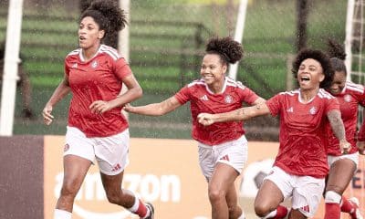 Na imagem, a zagueira Débora Caroline, mais à esquerda, saindo para comemorar um de seus gols.