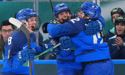 Jogadoras da Itália comemorando a vitória contra a França