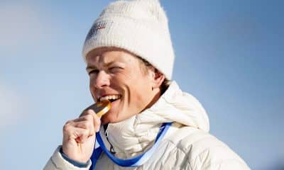 Na imagem, Johannes Klaebo, uma verdadeira lenda norueguesa, mordendo sua sexta medalha de ouro.