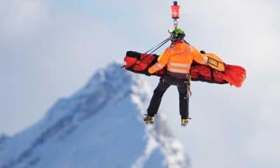 Na imagem, Lindsey Vonn, uma das estrelas da delegação americana, sendo carregada de maca no helicóptero.