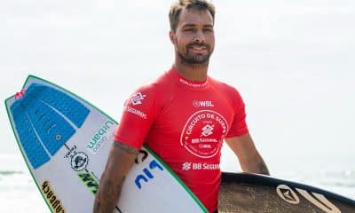 Na imagem, Lucas Silveira carregando suas pranchas.