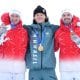 Lucas Pinheiro posa ao lado dos suíços que completaram o pódio do esqui alpino nos Jogos Olímpicos de Milão-Cortina 2026