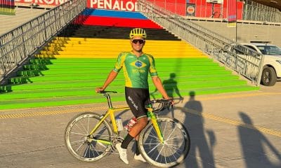 Na imagem, Lucca Ferreira em frente ao velódromo de Santiago de Chile com sua bicicleta.