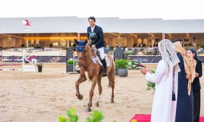 Na foto, Marlon Zanotelli e seu cavalo sendo observados pelos sheik catares.