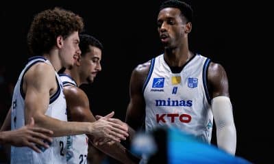 Na imagem, Paranhos, que foi o cestinha do Minas, comemorando com os companheiros.