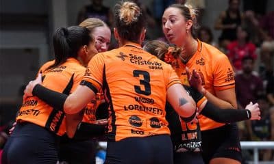 Na imagem, time do Osasco comemorando mais uma vitória na Superliga feminina.