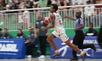 Na imagem, Raekwon Za'Kee Horton, que foi o cestinha do Pato, correndo com a bola.