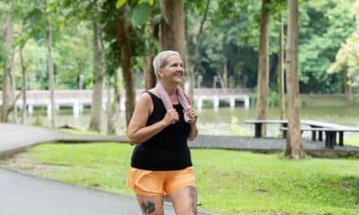 Pessoa caminha ao ar livre para aliviar o estresse do dia