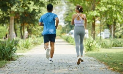 Pessoa corre ao ar livre como parte da rotina diária