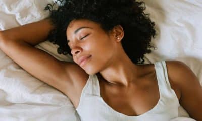 Pessoa dorme profundamente para recuperação física após treino