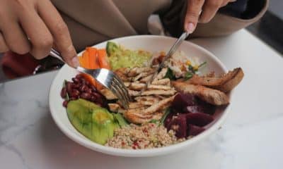 Pessoa faz refeição simples com atenção plena em meio à rotina corrida