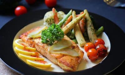 Prato equilibrado com alimentos básicos que sustentam uma boa nutrição