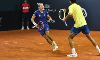 Na imagem, Rafael Matos comemorando ponto com Marcelo Melo.