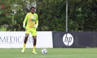 Na imagem, Thaís Lima, goleira que já defendeu a seleção de base de Portugal, com a camisa do Benfica.