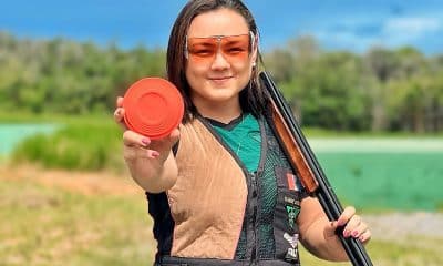 Na imagem, Thaíse Christoni mostrando o prato que ela precisa acertar com sua espingarda.