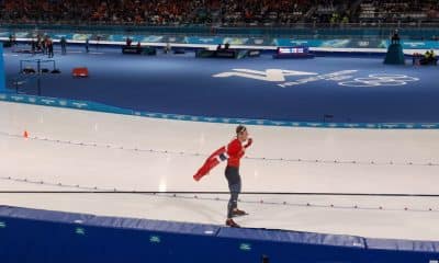 Na imagem, Sander Eitrem, comemorando a conquista com a bandeira da Noruega.