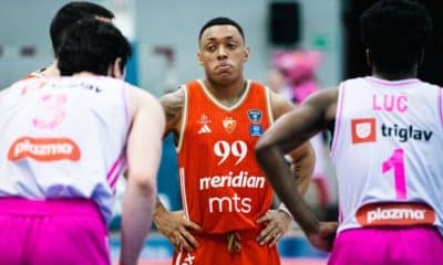 Yago Mateus em ação na derrota do Estrela Vermelha e com duplo-duplo do brasileiro