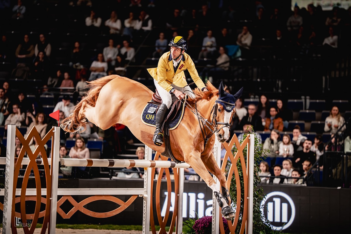 Na imagem, Yuri Mansur terminando o salto com seu cavalo.