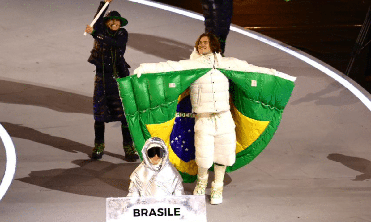 Lucas Pinheiro Braathen abre traje e revela bandeira do Brasil na Abertura de Milão-Cortina 2026