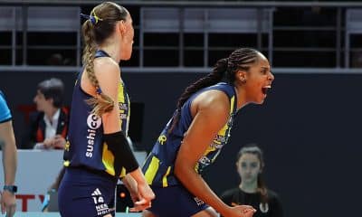 Na imagem, Ana Cristina vibrando com mais um ponto com companheiras de Fenerbahçe.