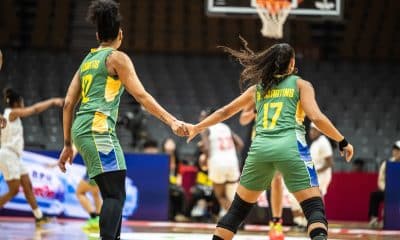 Na imagem, Damiris e Cacá Martins dando as mão na união do time do Brasil pela vaga ao Mundial de basquete.