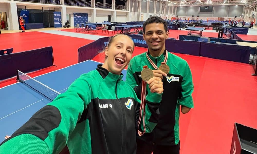 Na imagem, Dani Rauen e Biel Antunes mostrando a medalha de ouro que conquistaram em parceria.