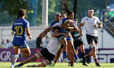 Na imagem, o sul-africano Rosko “Speckmagic” tentado um try para o Cobras.