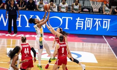 Na imagem, Damiris partindo para um jump shot mesmo com marcação implacável das adversárias.