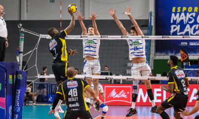 Paulo realiza ação de ataque em jogo que foi eleito o melhor jogador em quadra (Foto: Bruno Cunha/Praia)