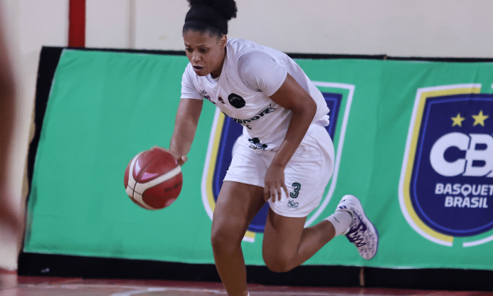 A armadora Nazinha Reis foi o principal nome do Salvador na vitória, com 19 pontos (Foto: Maurícia da Matta/Salvador)