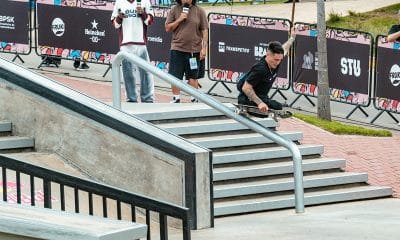 Na imagem, Felipe Nunes dropando no corrimão com seu skate.