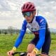 Na imagem, Gabriel Metzger no treinamento com sua bicicleta na estrada.