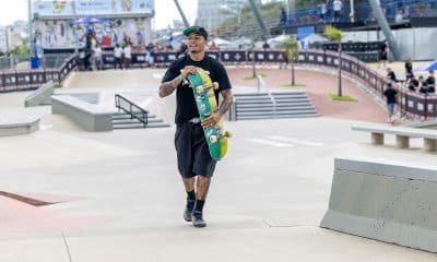 Na imagem, Gabryel Aguilar com seu skate, após executar boa volta e ir à semifinal.
