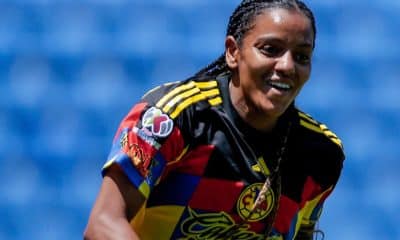 Na imagem, Geyse comemorando um de seus dois gols na vitória do América do México.