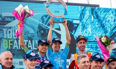 Na imagem, Henrique Bravo no pódio, com o troféu do Tour de Antalya.