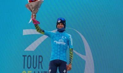 Na imagem, Henrique Bravo recebendo flores no alto do pódio em Antalya.