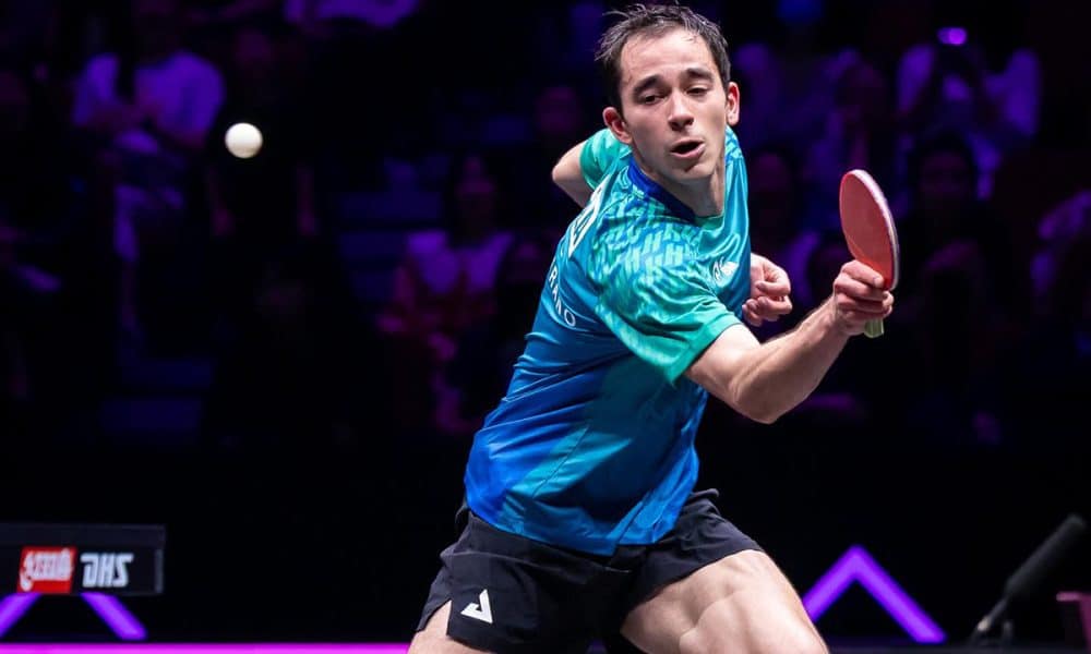 Na imagem, Hugo Calderano rebatendo a bolinha de backhand.