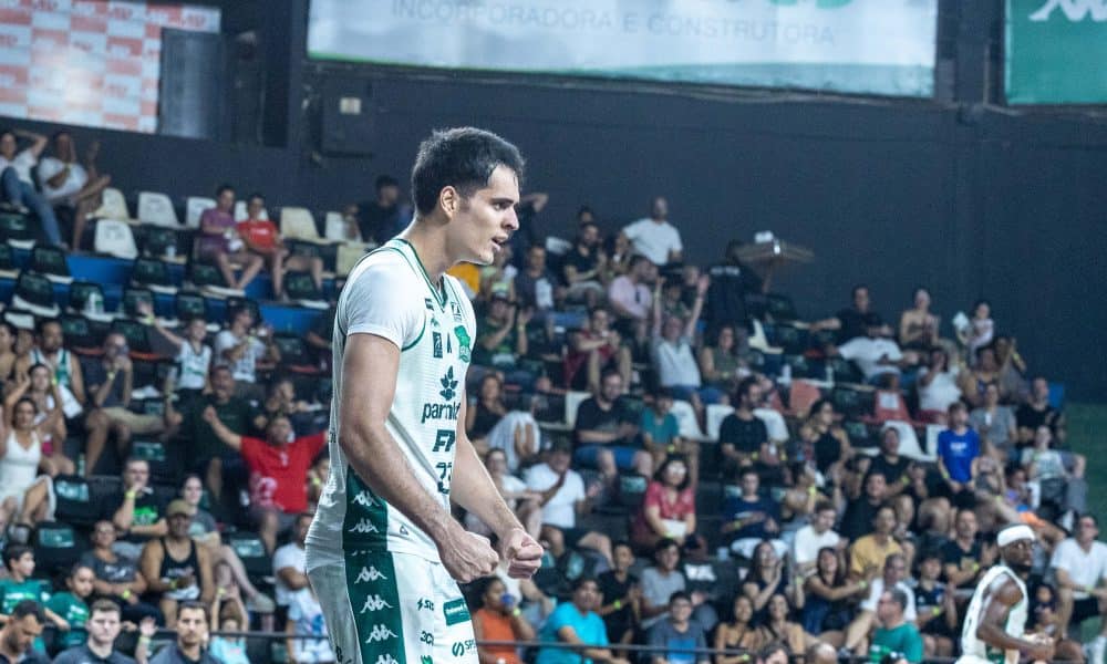 Andrezão comemorando após enterrada (Foto: Fernando Vieira Sá)