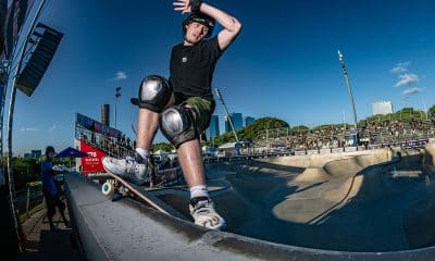 Na imagem, Kalani Konig executando uma manobra de borda no park.