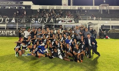Na imagem, time do Mixto reunido comemorando sua primeira vitória no Brasileirão Feminino.