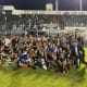 Na imagem, time do Mixto reunido comemorando sua primeira vitória no Brasileirão Feminino.