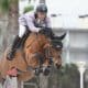 Na imagem, Stephan Barcha saltando obstáculo com seu cavalo.