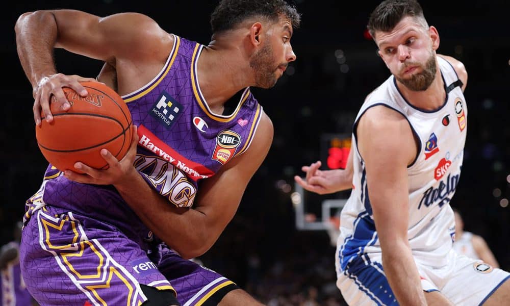 Na imagem, Tim Soares protegendo a bola no confronto da primeira final no campeonato australiano de basquete.