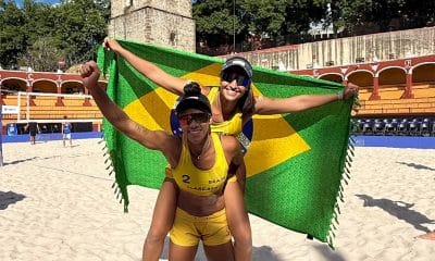 Na imagem, Verena e Thainara comemorando sua passagem para as oitavas de final.