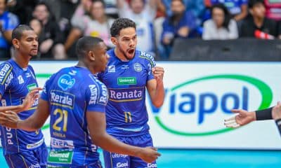 Na imagem, time do Vôlei Renata comemorando a 16ª vitória na Superliga masculina.